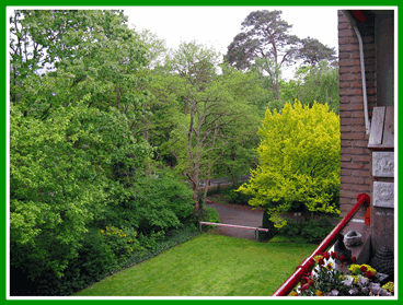 Uitzicht, vanaf het balkon, op de voortuin.